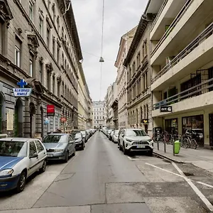 O Street 3 Bedroom Stylish Budapest